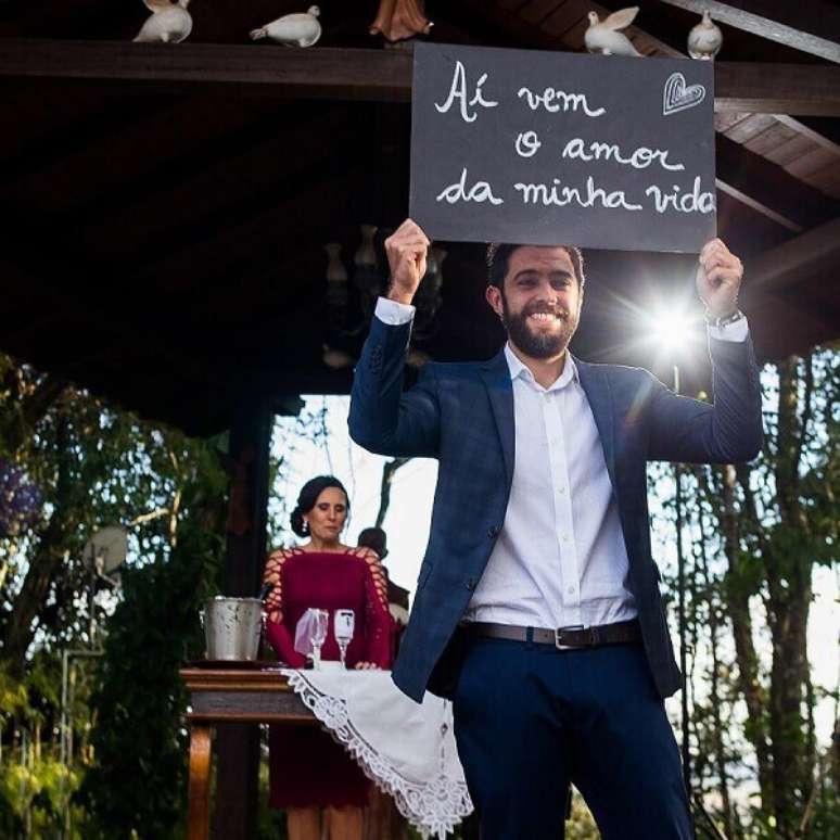 60. Plaquinhas de casamento segurada pelo próprio noivo na hora do sim. Foto por Leonardo Zanforlin Fotografia