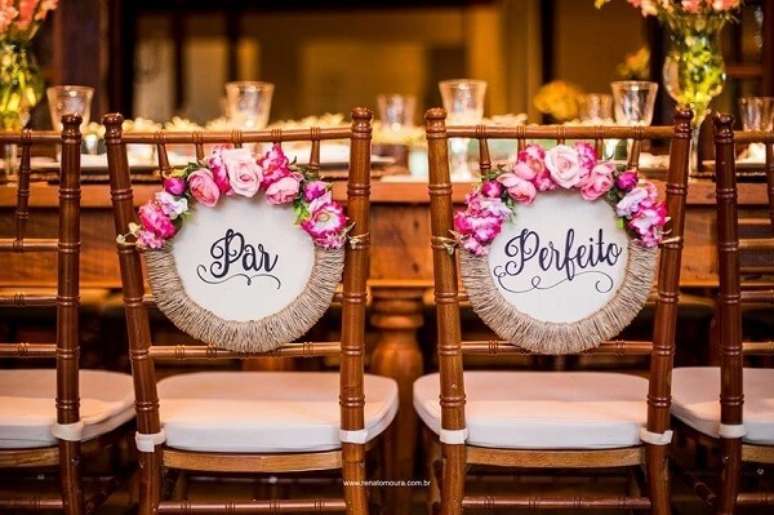 24. Plaquinhas de casamento para cadeira dos noivos com a frase “Par Perfeito”. Fonte: Maria Cereja