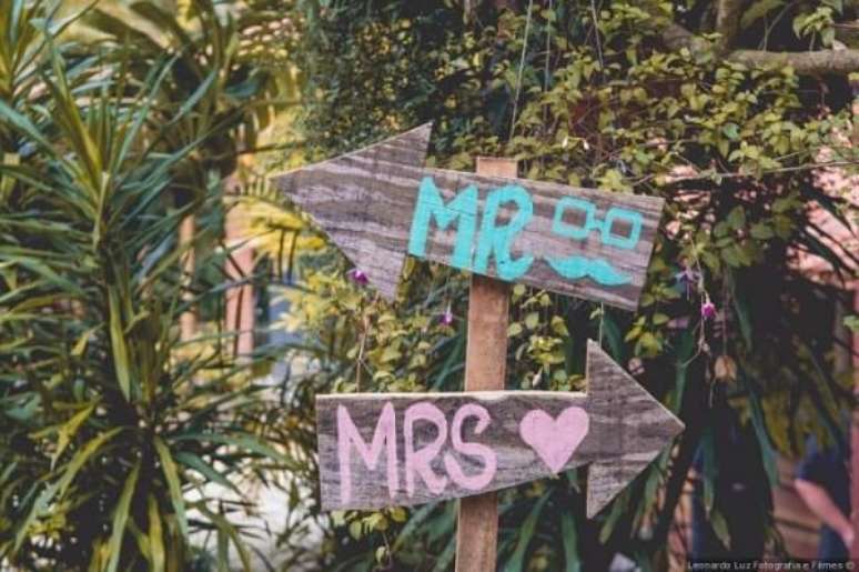 28. Plaquinhas de casamento com a escrita “Mr e Mrs”. Fonte: Pinterest