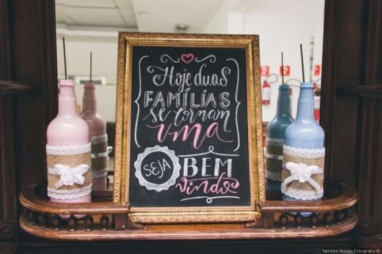 32. Plaquinhas de casamento com a frase &ldquo;Hoje duas fam&iacute;lias se tornam uma&rdquo;. Fonte: Pinterest