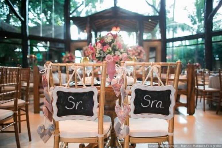 69. Plaquinhas de casamento simples para a cadeira dos noivos. Foto por Michele Marques Fotografia