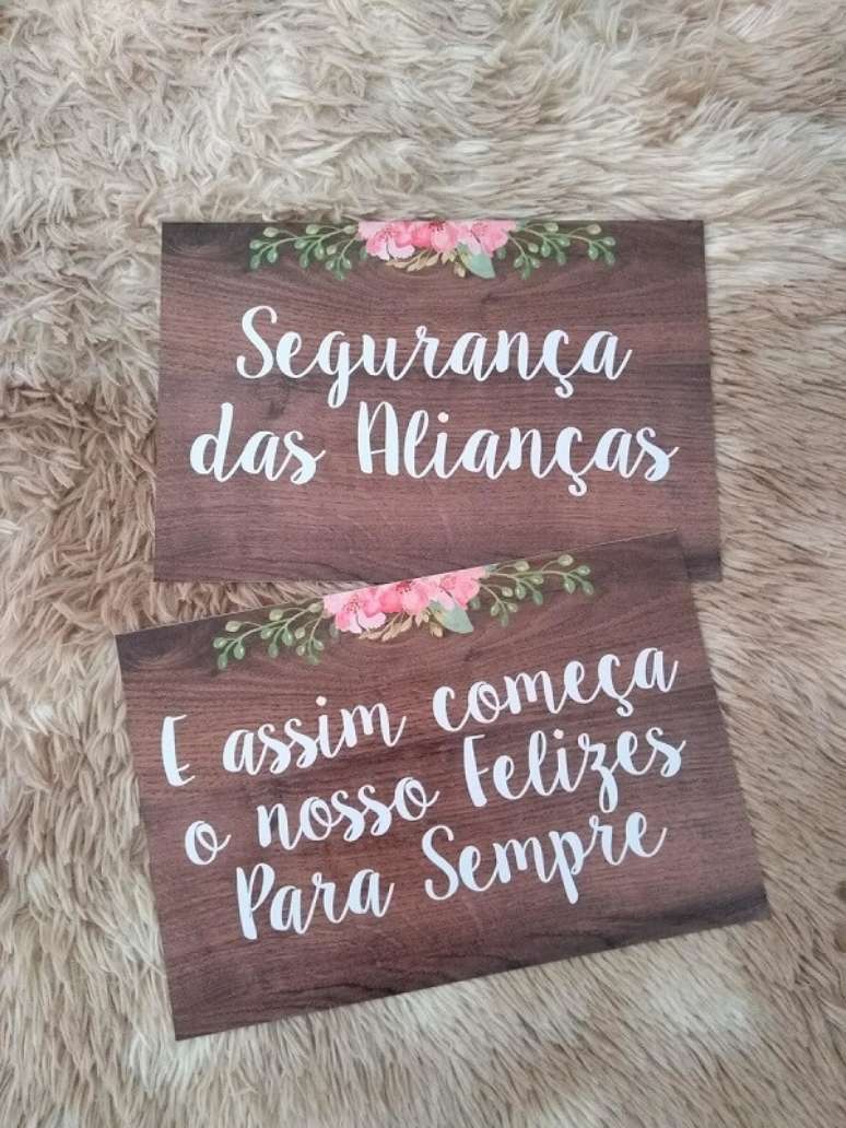 70. Plaquinhas de casamento divertidas para a cerim&ocirc;nia de casamento. Fonte: Pinterest