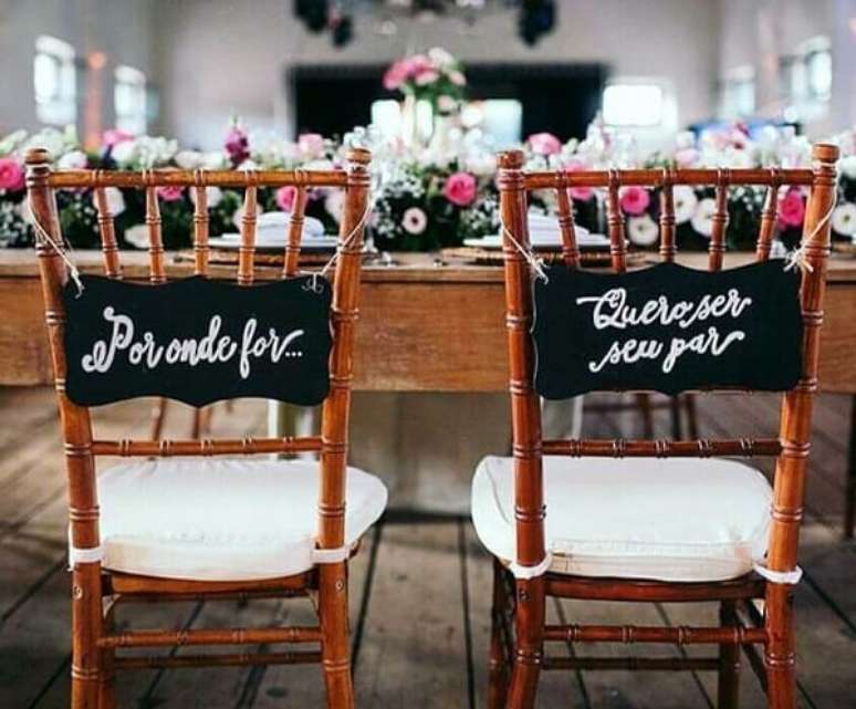 48. Plaquinhas de casamento para cadeira dos noivos com a frase “Por onde for…quero ser seu par”. Fonte: Blog Meu Casamento