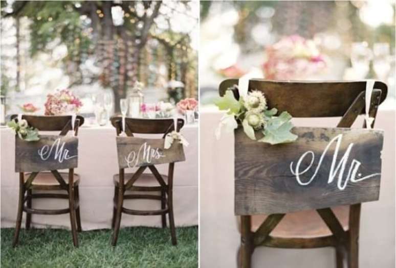 51. Plaquinhas de casamento para cadeira dos noivos com estilo rústico. Fonte: Pinterest