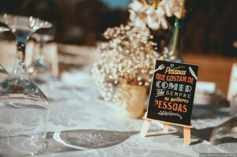 47. Plaquinhas de casamento para serem expostas nas mesas dos convidados. Fonte: Pinterest