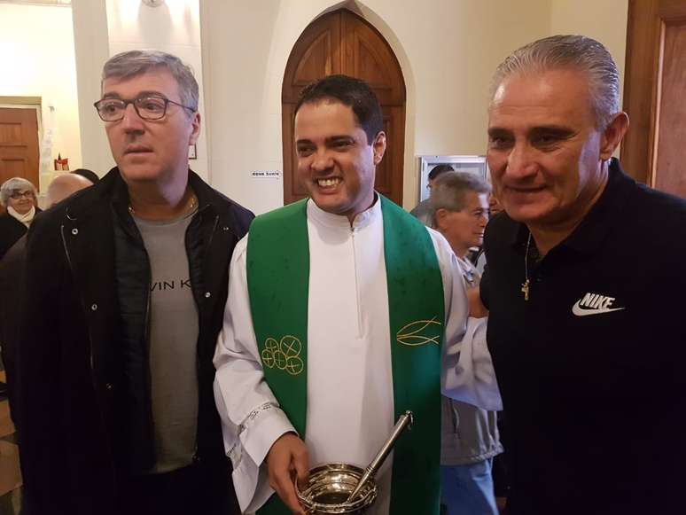 Tite recebeu a benção do padre Fabiano Mota, da Paróquia Santa Tereza, no centro de Teresópolis, na manhã desta sexta