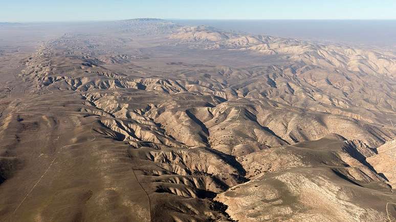 A falha de San Andreas tem 1,3 mil quilômetros de extensão e delimita as duas maiores placas tectônicas do planeta