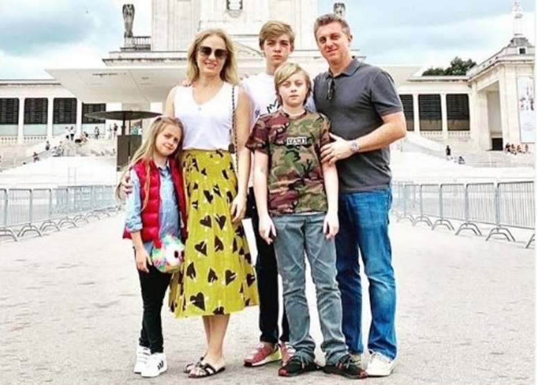 Angélica, Luciano Huck e família, em frente ao Santuário de Nossa Senhora de Fátima.