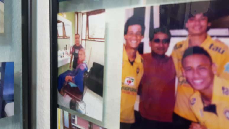 Douglas da Silva, cabelereiro de craques da Sele&ccedil;&atilde;o, tem dezenas de fotos em seu sal&atilde;o em Teres&oacute;polis