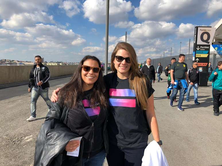 Fernanda Floriano e Paloma Gouveia vestiram as cores da campanha Go Equal para acompanhar a disputa de 3o lugar da Copa América em São Paulo