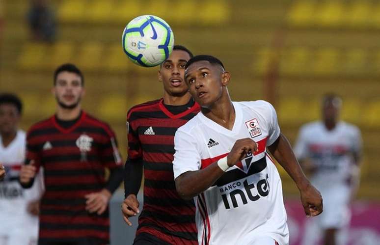 Marquinhos foi convocado para representar a Seleção Brasileira sub-17 (Foto: Rubens Chiri/saopaulofc.net)