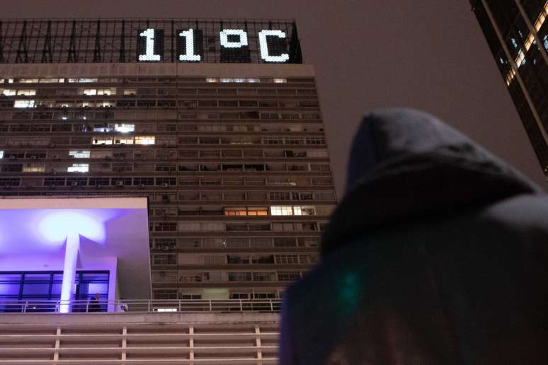 Pedestres enfrentam frio na Avenida Paulista, nas proximidades do cruzamento com a Rua Augusta, em São Paulo