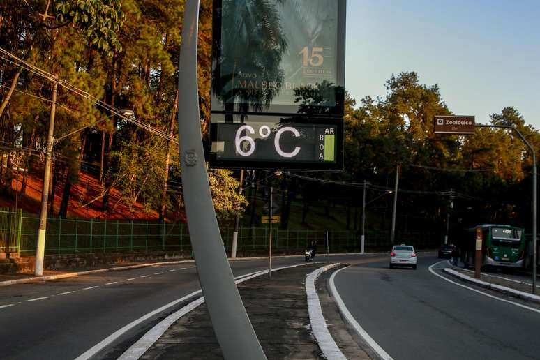 Painel de relógio de rua registra 6ºC na região do Jardim Botânico e do Zoológico de São Paulo, na zona sul da cidade, na manhã deste sábado, 6
