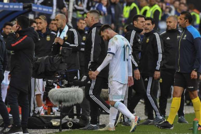 Messi foi expulso contra o Chile e sequer voltou ao campo para pegar medalha (Foto: Nelson Almeida/AFP)