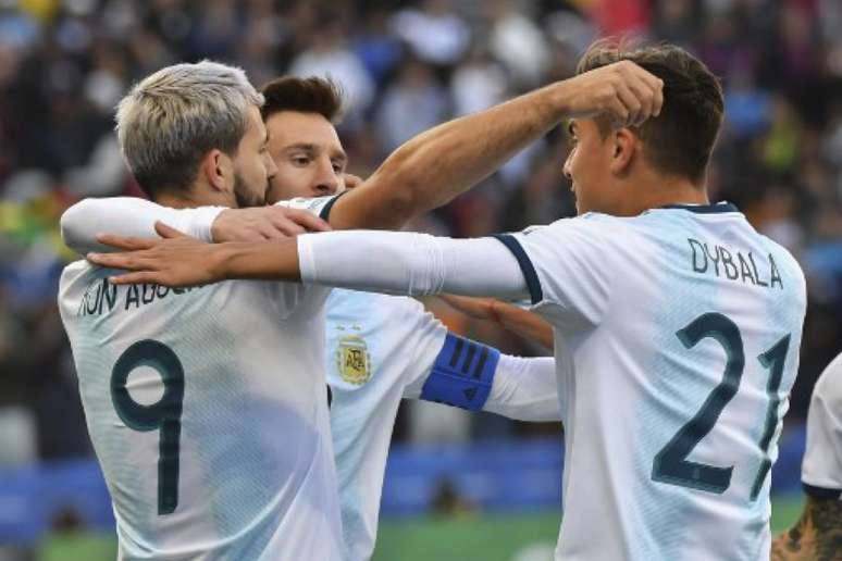 Agüero, Messi e Dybala comemoram em vitória sobre o Chile (Foto: NELSON ALMEIDA / AFP)