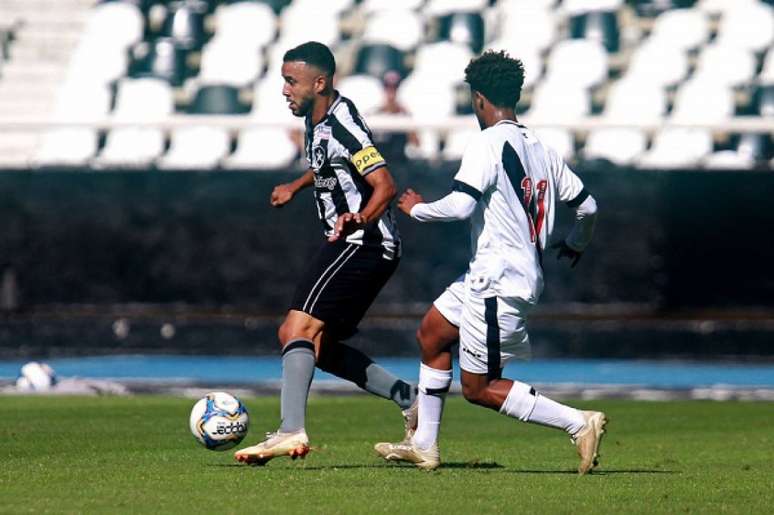 Sob os olhares de Barroca, Botafogo empata com o Vasco pelo sub-20 (Foto: Vitor Silva/BFR)