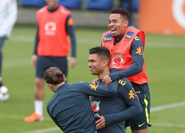 Filipe Luís, Casemiro e Gabriel Jesus durante treino da Seleção Brasileira 