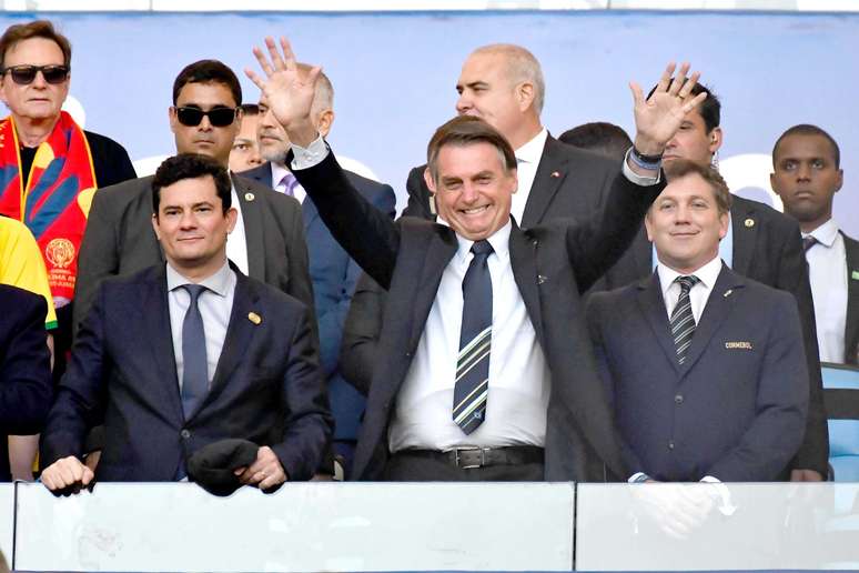 O ministro da Justi&ccedil;a, Sergio Moro , e o presidente da Rep&uacute;blica, Jair Bolsonaro, momentos antes da partida entre as sele&ccedil;&otilde;es do Brasil e Peru, v&aacute;lida pela final da Copa Am&eacute;rica 2019, no est&aacute;dio do Maracan&atilde;, na zona norte do Rio de Janeiro