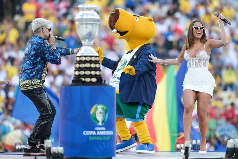 A cantora Anitta se apresenta com o cantor porto-riquenho Pedro Capó na cerimônia de encerramento da Copa América 2019, antes da partida entre Brasil e Peru, , válida pela final da competição, no estádio do Maracanã, na zona norte do Rio de Janeiro