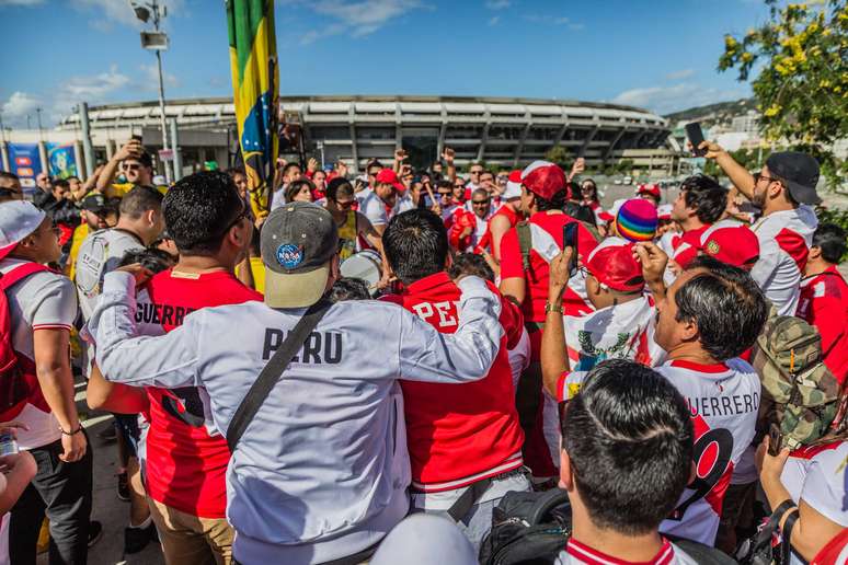 Torcedores chegam ao Estádio do Maracanã para a final da Copa América 2019 entre Brasil e Peru, na zona norte do Rio de Janeiro