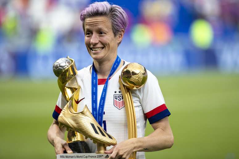 Megan Rapinoe dos Estados Unidos com a Copa do Mundo, Bota de Ouro e bola de ouro após Estados Unidos ganhar Final da Copa do Mundo de Futebol femenina 2019, 2-0, contra Holanda, realizada no Estádio de Lyon, em Lyon, França