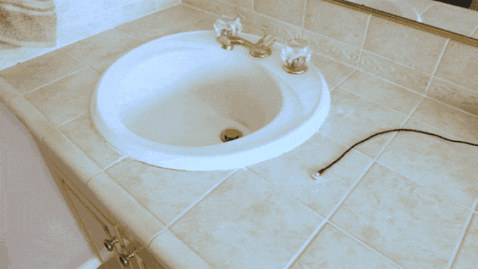 Cabo magn&eacute;tico facilita muito a hora de colocar um celular pra carregar. (Fonte: SWIVEL/Divulga&ccedil;&atilde;o)