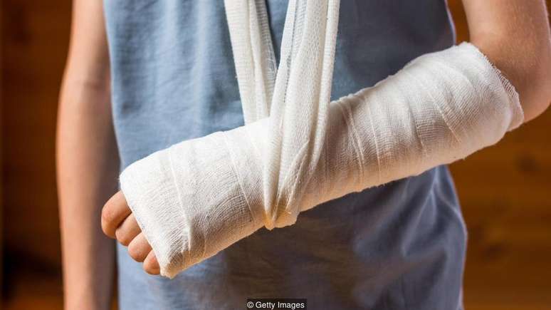 A pr&aacute;tica de exerc&iacute;cios f&iacute;sicos e a ingest&atilde;o de vitamina D tamb&eacute;m s&atilde;o indicadas para fortalecer os ossos