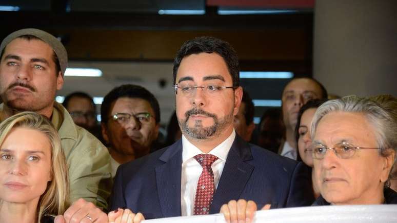 Em 2017, o juiz federal Marcelo Bretas (ao centro) recebeu apoio de artistas, ju&iacute;zes federais, pol&iacute;ticos e procuradores da for&ccedil;a tarefa da Opera&ccedil;&atilde;o Lava-Jato