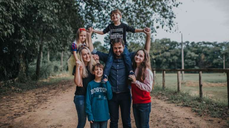 A fam&iacute;lia de Rafael mora em Timb&oacute; (SC) e teme pelo futuro e independ&ecirc;ncia do filho com autismo