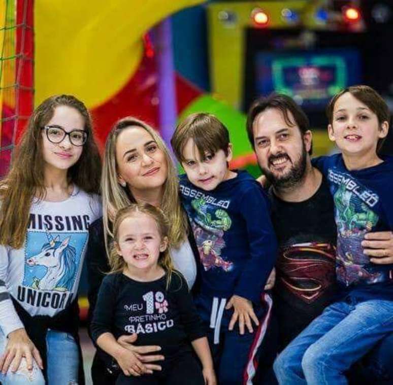 Rafael &eacute; o &uacute;nico com autismo entre quatro filhos do casal Juli e Valcir