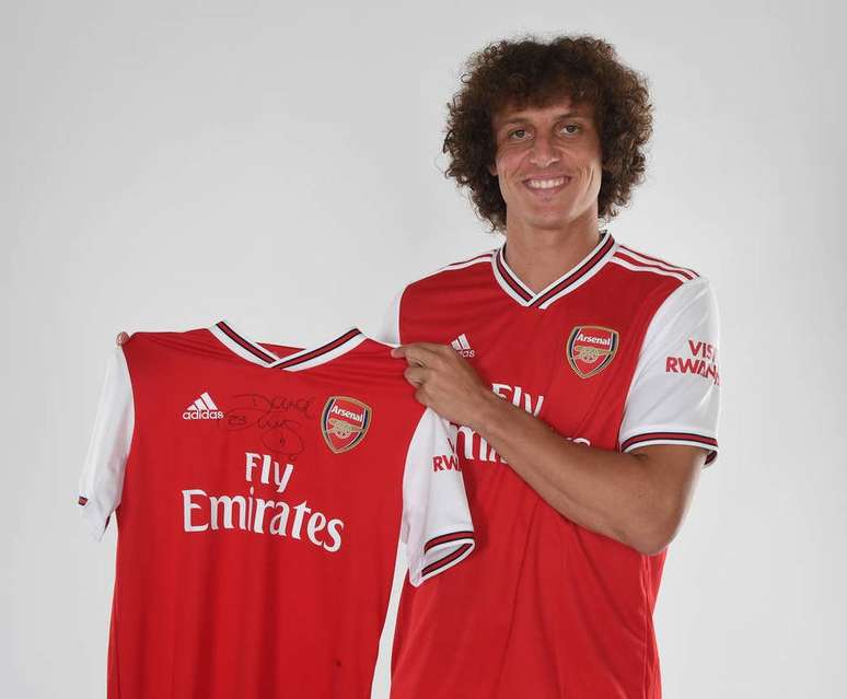 Zagueiro brasileiro David Luiz deixou o Chelsea e assinou contrato de dois anos com o rival Arsenal