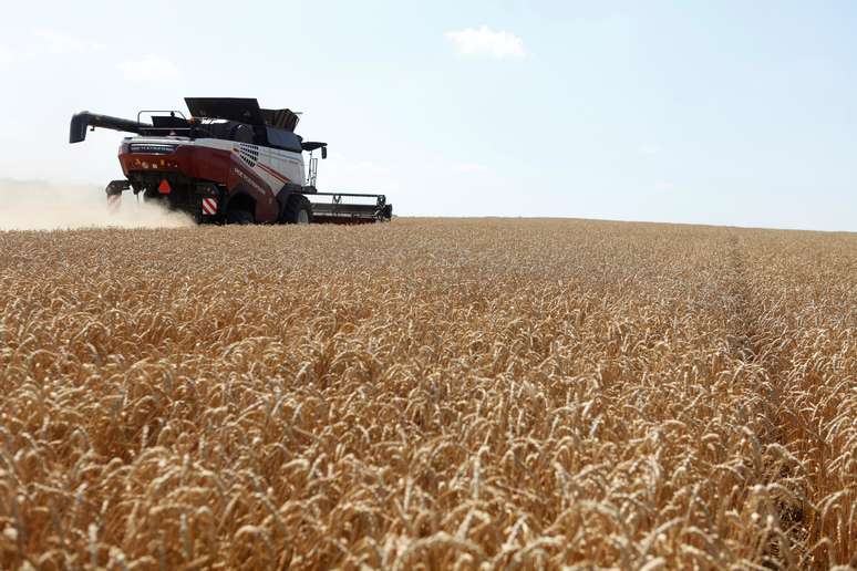 Máquina colhe trigo na região de Stavropol, Rússia. 
REUTERS/Eduard Korniyenko
08/07/2019