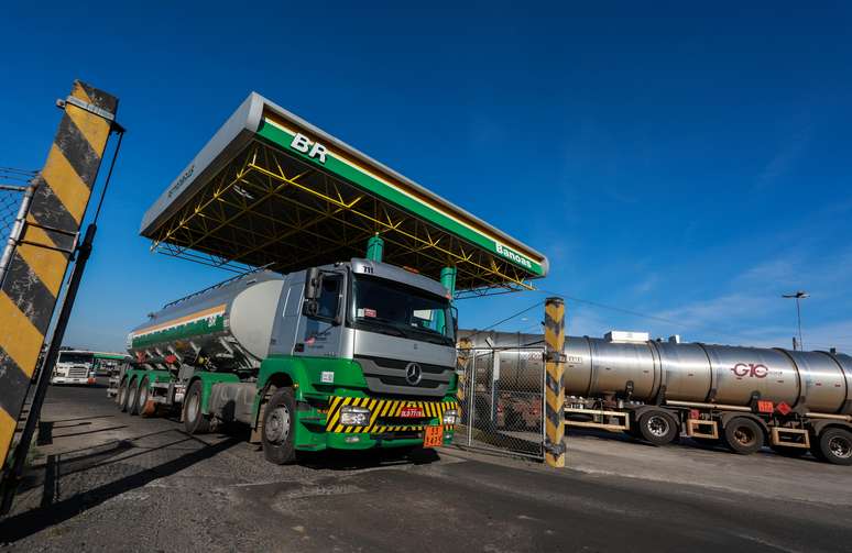 Caminhão-tanque deixa refinaria da Petrobras em Canoas (RS) 
02/05/2019
REUTERS/Diego Vara