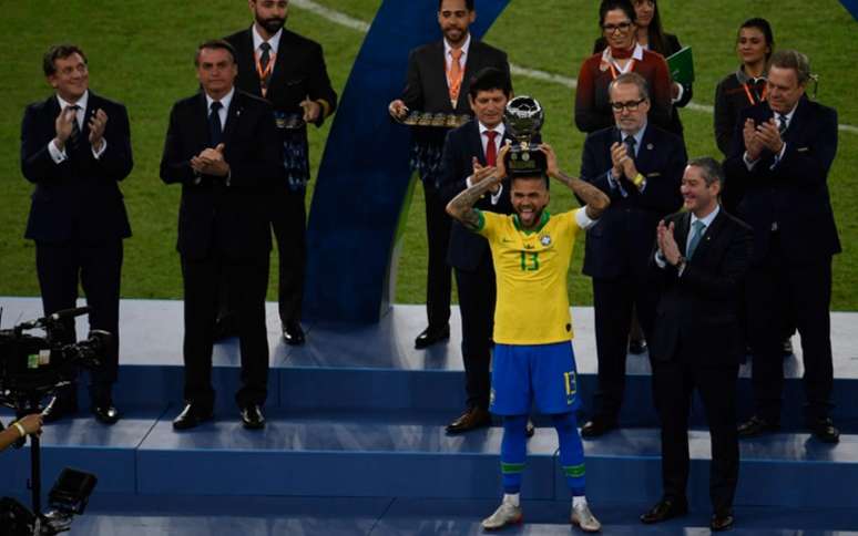 Daniel Alves foi eleito o melhor jogador da Copa América (Foto: MAURO PIMENTEL / AFP)