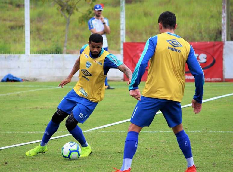 Lateral-direito Léo chegou ao Avaí na última semana e está ansioso para estrear (Foto:Divulgação/Avaí