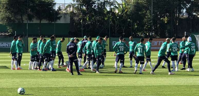 Jogadores do Palmeiras durante o treino desta segunda-feira (Foto: Thiago Ferri)