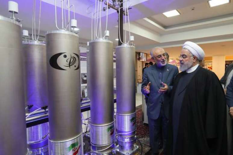 Presidente Hassan Rohani inspeciona instalação de energia nuclear em Teerã