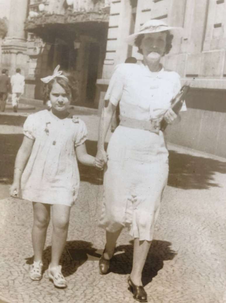 Dirce de Assis Cavalcanti ao lado da m&atilde;e, Maria Antonieta Ara&uacute;jo Jorge, a Marieta, com quem Dilermando se uniu ao fim da rela&ccedil;&atilde;o com Ana. Dirce &eacute; a &uacute;nica filha da segunda rela&ccedil;&atilde;o de Dilermando