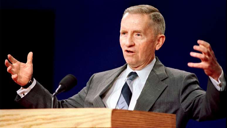 Ross Perot participa de evento durante a campanha eleitoral de 1992
19/10/1992
REUTERS/Andy Clark