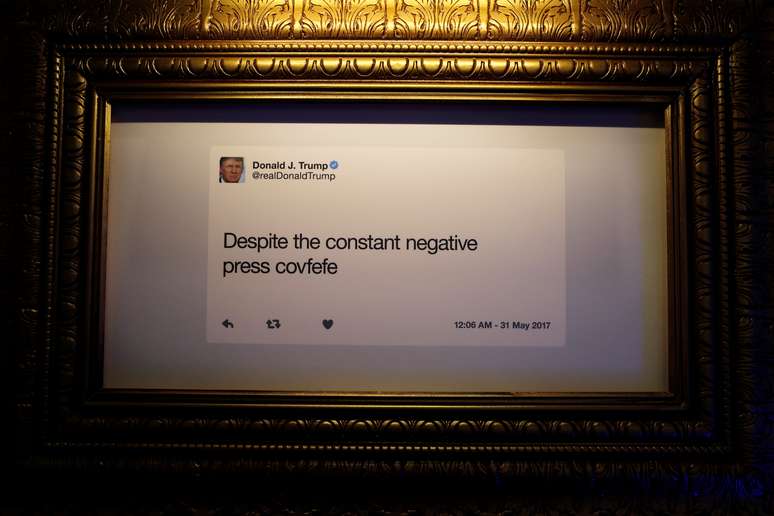 Tuíte do presidente dos Estados Unidos, Donald Trump, é visto durante inauguração da mostra "Donald J. Trump Presidential Twitter Library", em Washington. 14/6/2019. REUTERS/Carlos Barria