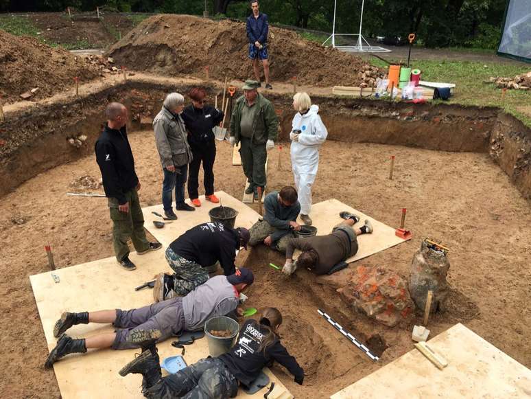 Arqueologistas participam de escava&ccedil;&atilde;o onde acreditam ter descoberto o que acreditam ser os restos mortais do general franc&ecirc;s Charles Etienne Gudin. 9/7/2019. Smolensk newspaper 'Rabochy-put.ru'/Handout via REUTERS 