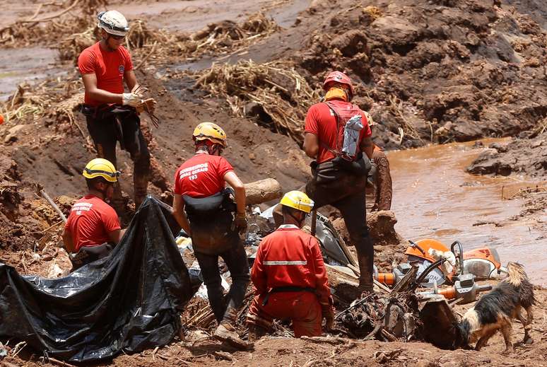 Equipe de resgate busca vítimas após rompimento de barragem em Brumadinho