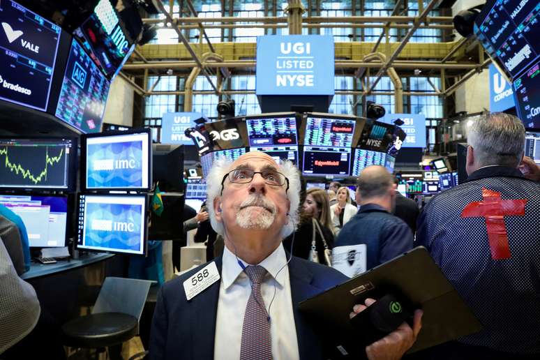 Operadores trablaham durante pregão da Bolsa de Valores de Nova York. 1/7/2019. REUTERS/Brendan McDermid