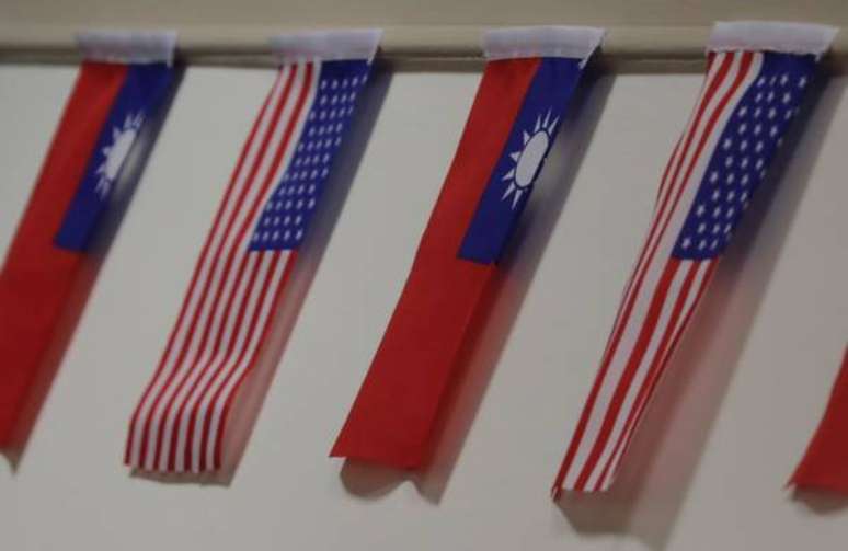 Bandeiras de Taiwan e dos EUA em Taipei