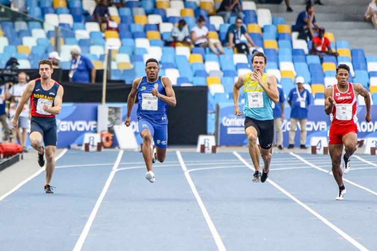 Paulo André Camilo (azul) teve de fazer prova de recuperação para buscar vaga nos 100m (Thiago Parmalat/CBDU)