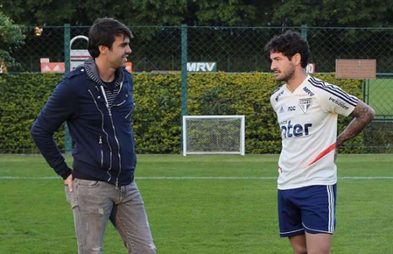Kaká conversa com Pato após jogo-treino no CT - FOTO: Rubens Chiri/saopaulofc.net