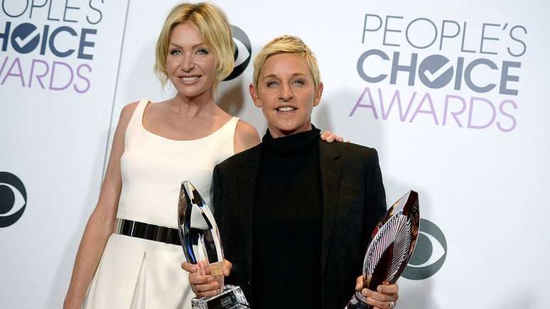 A apresentadora americana Ellen DeGeneres (direita) com a esposa Portia de Rossi