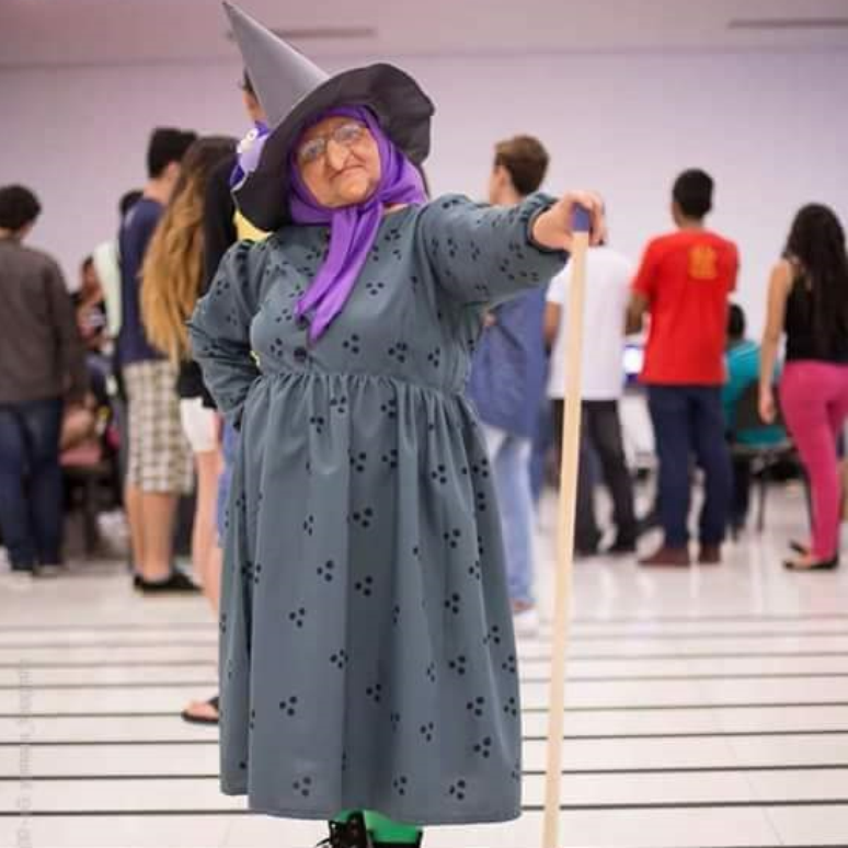 Solange como a Bruxa Onilda, do desenho animado "As Trigêmeas"