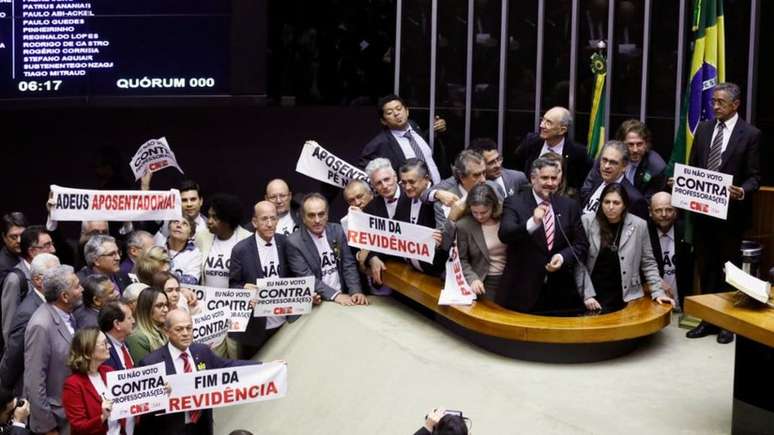 Deputados da oposição levaram faixas contra a reforma