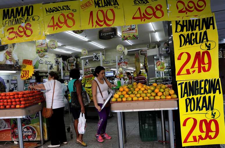 Consumidores fazem compras em mercado no Rio de Janeiro 09/05/2017 REUTERS/Ricardo Moraes